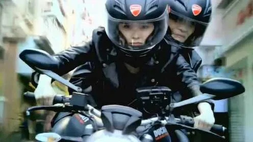 在摩托车上当着小姨子的面（摩托车之旅，与小姨子的共享时刻）